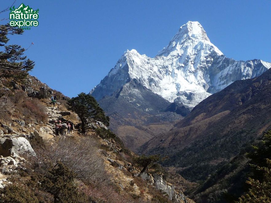 Lower-Khumbu-trek-with-mountain